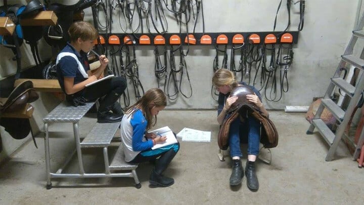 Kinderen bij het diplomarijden